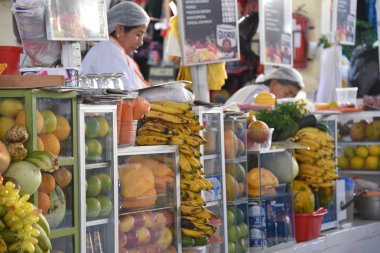 Cuzco, Peru - 29 Mart 2018: Meyve suyu tezgahları Mercado San Pedro pazarında