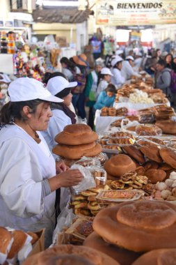Cuzco, Peru - 29 Mart 2018: Taze ekmek tezgahları Mercado San Pedro pazarında
