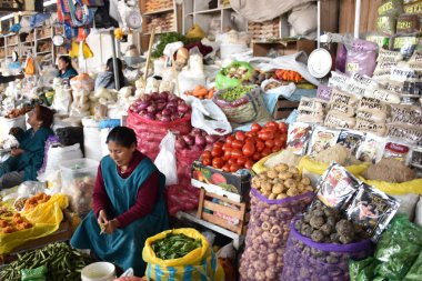 Cuzco, Peru - 29 Mayıs 2018: Meyve ve sebze tezgahları Mercado San Pedro pazarında