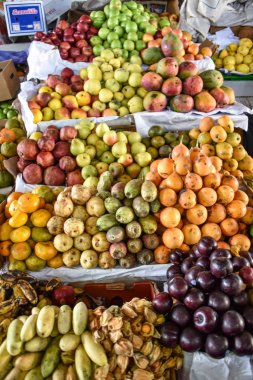 Cuzco, Peru - 29 Mayıs 2018: Meyve ve sebze tezgahları Mercado San Pedro pazarında
