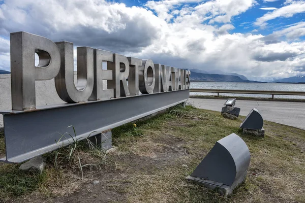 Cartel Que Bienvenida Los Visitantes Ciudad Puerto Natales Chile — Foto de Stock