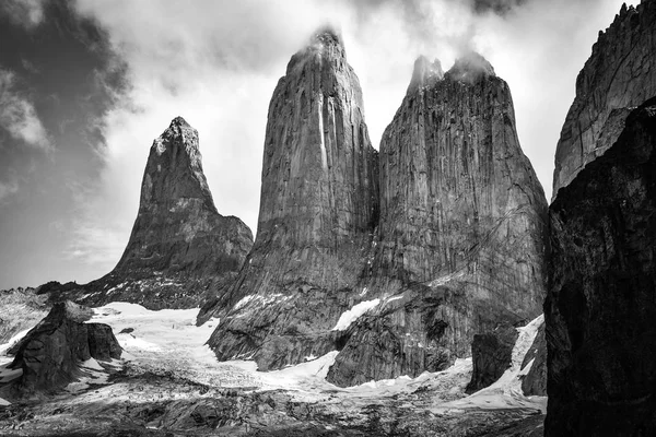 基本ラス トレス トーレス パイネ国立公園 チリのパタゴニアの基地 — ストック写真