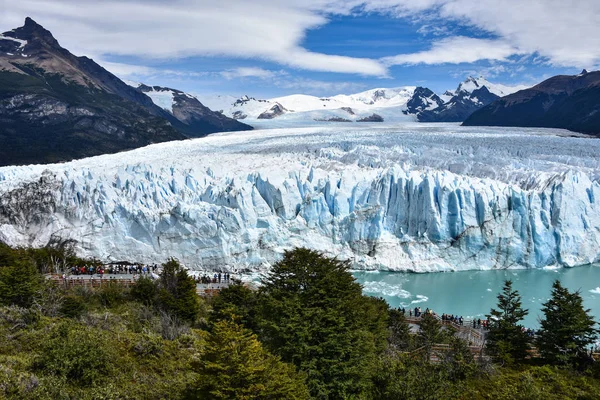 Turisti Ammirano Ghiacciaio Del Perito Moreno Patagonia Argentina — Foto Stock