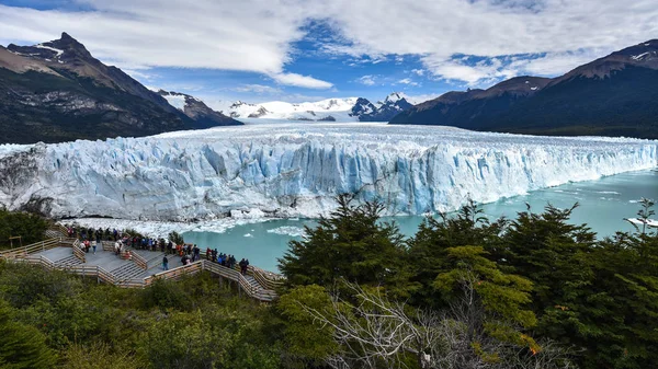 Turistas Apreciam Vista Glaciar Perito Moreno Patagônia Argentina — Fotografia de Stock