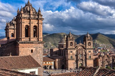 Panoramik Plaza de Armas, katedral ve Compania de İsa Kilisesi: Cusco, Peru