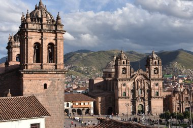 Panoramik Plaza de Armas, katedral ve Compania de İsa Kilisesi: Cusco, Peru