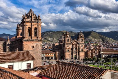 Panoramik Plaza de Armas, katedral ve Compania de İsa Kilisesi: Cusco, Peru