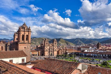 Panoramik Plaza de Armas, katedral ve Compania de İsa Kilisesi: Cusco, Peru