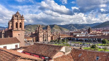 Panoramik Plaza de Armas, katedral ve Compania de İsa Kilisesi: Cusco, Peru