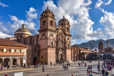 30 Mart 2018 - Cusco, Peru: Plaza de Armas ve toplum of İsa veya Iglesia de la Compania de İsa Kilisesi