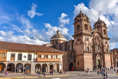 30 Mart 2018 - Cusco, Peru: Plaza de Armas ve toplum of İsa veya Iglesia de la Compania de İsa Kilisesi