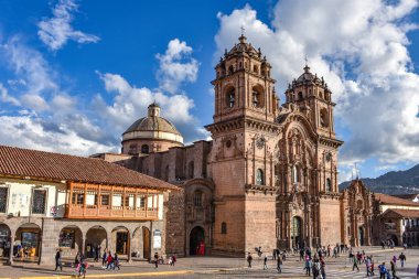 30 Mart 2018 - Cusco, Peru: Plaza de Armas ve toplum of İsa veya Iglesia de la Compania de İsa Kilisesi
