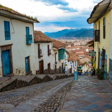 Cusco, Peru - 30 Mart 2018: Panoramik cobblestones Cuesta Santa Ana cadde, şehir
