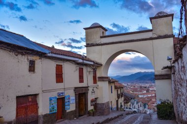 Cusco, Peru - 30 Mart 2018: Kentin kemerli panoramik manzarasını Cuesta Santa Ana cadde üzerinde