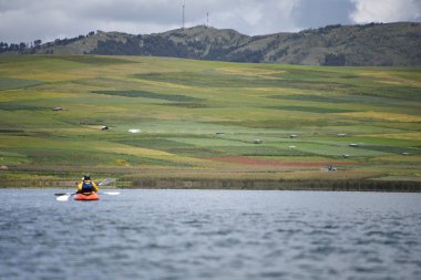 Cusco, Peru - Nisan 2018: Paddleboarding ve Kutsal Vadisi'nde Laguna Huaypo gölde kanosu