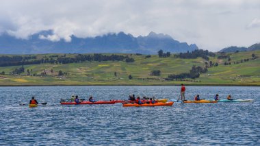 Cusco, Peru - Nisan 2018: Paddleboarding ve Kutsal Vadisi'nde Laguna Huaypo gölde kanosu