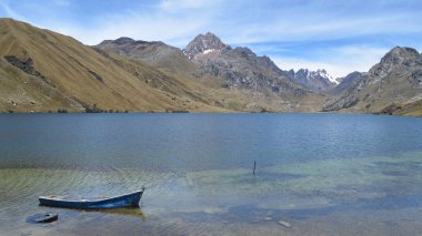 Huaraz, Peru yakın belgili tanımlık Andes dağ içinde Lago Querococha güneşli bir günde