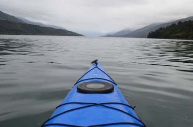 Puerto Varas, Patagonya yakınındaki Şili fiyortları üzerinde kayak