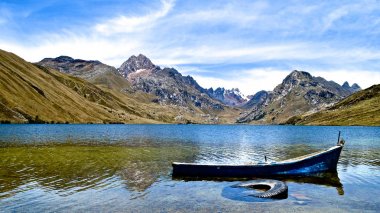 Huaraz, Peru yakın belgili tanımlık Andes dağ içinde Lago Querococha güneşli bir günde