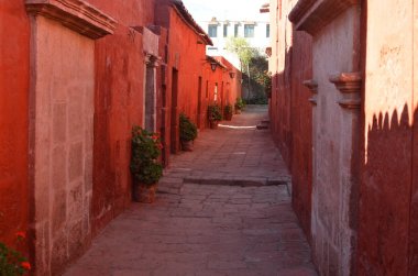 Boyalı duvarlar ve kapı Santa Catalina Manastırı, Arequipa, Peru