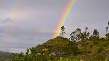 Kuelap arkeolojik sit, ön Inca Kalesi Tarapoto, Amazonas, Peru yakınındaki bir gökkuşağı görünür