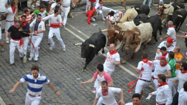 Kalabalık bulls yıllık çalışan katılmak. San Fermin Festivali, Pamplona, İspanya - 10 Temmuz 2013