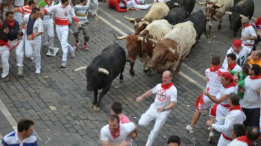 Kalabalık bulls yıllık çalışan katılmak. San Fermin Festivali, Pamplona, İspanya - 10 Temmuz 2013