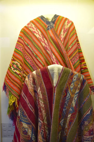 秘鲁库斯科 2018年3月29日 在库斯科传统纺织品中心博物馆展出安第斯土著马甲和手工编织服装 — 图库照片