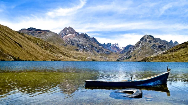 Día Soleado Lago Querococha Las Montañas Los Andes Cerca Huaraz — Foto de Stock
