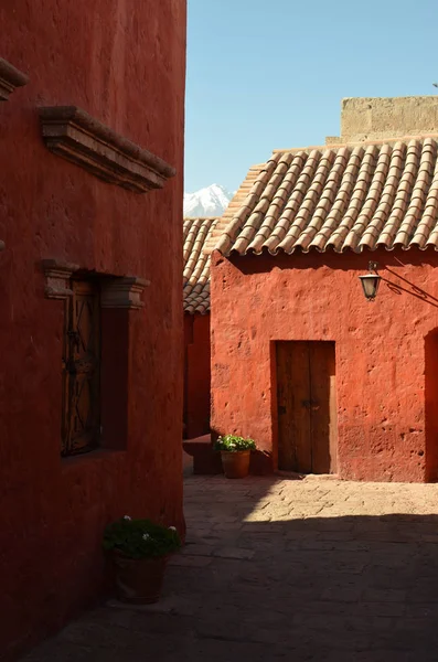 Χρωματισμένους Τοίχους Και Πόρτες Στην Μονή Santa Catalina Αρεκίπα Περού — Φωτογραφία Αρχείου
