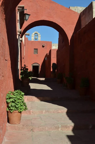 Χρωματισμένους Τοίχους Και Πόρτες Στην Μονή Santa Catalina Αρεκίπα Περού — Φωτογραφία Αρχείου