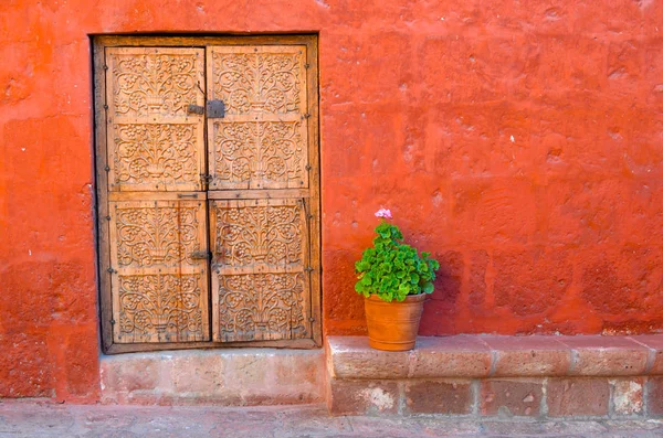Boyalı duvarlar ve kapı Santa Catalina Manastırı, Arequipa, Peru