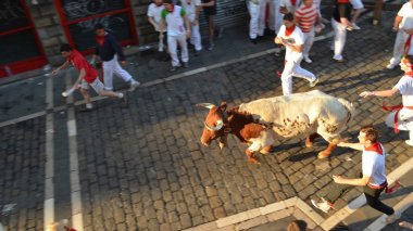 Kalabalık bulls yıllık çalışan katılmak. San Fermin Festivali, Pamplona, İspanya - 10 Temmuz 2013