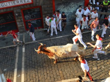 Kalabalık bulls yıllık çalışan katılmak. San Fermin Festivali, Pamplona, İspanya - 10 Temmuz 2013