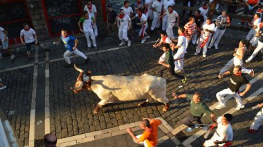 Kalabalık bulls yıllık çalışan katılmak. San Fermin Festivali, Pamplona, İspanya - 10 Temmuz 2013