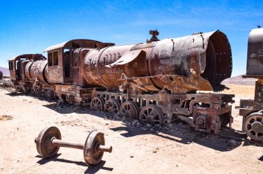 Paslanmaya lokomotif ve diğer demiryolu makinaları tren mezarlıkta Uyuni, Bolivya
