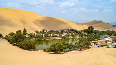 Huacachina, Peru 'nun güneybatısındaki Ica şehrinin batısında bir çöl vahası ve küçük bir köy.
