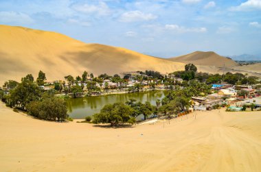 Huacachina, Peru 'nun güneybatısındaki Ica şehrinin batısında bir çöl vahası ve küçük bir köy.