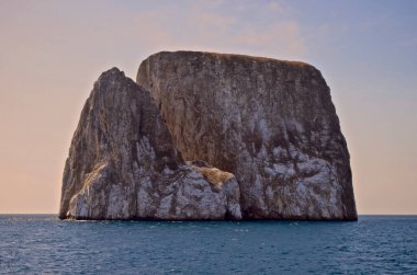 Kicker Rock (Leon Dormido), San Cristobal Galapagos Adaları, Ekvador'kapalı bir sriking volkanik kaya oluşumu