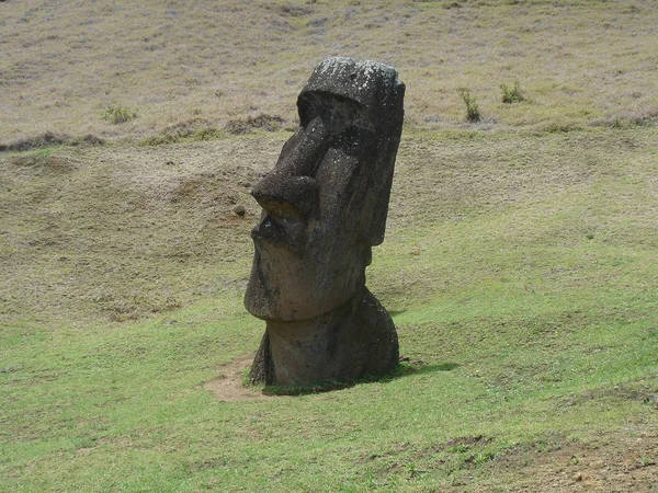 Moai Kamieniołomie Rano Raraku Wyspie Easter Island Chile — Zdjęcie stockowe