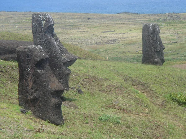 Moai Kamieniołomie Rano Raraku Wyspie Easter Island Chile — Zdjęcie stockowe