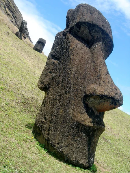 Moai Kamieniołomie Rano Raraku Wyspie Easter Island Chile — Zdjęcie stockowe