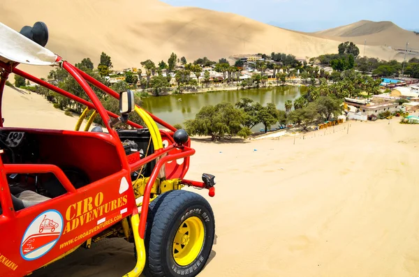 Huacachina, Peru 'nun güneybatısındaki Ica şehrinin batısında bir çöl vahası ve küçük bir köy.