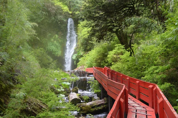Güzel doğal volkanik sıcak bahar ve Termas Geometricas Panguipulli, Şili'deki. Sıcak Japon esinlenen bir labirent bir Şili ormanda gizli springs.