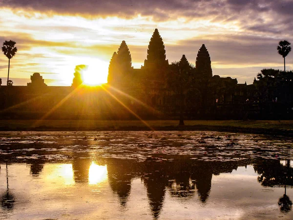 Tramonto al tempio principale di Angkor Wat, Siem Reap, Camb — Foto Stock