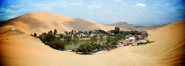 Kum tepeleri çevreleyen Huacachina oasis, ICA, Peru