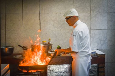 Perulu Şef Javier Wong, Lima, Peru 'daki restoranında taze ceviche hazırlıyor.