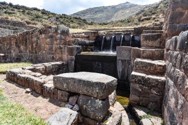 Tipon arkeoloji sahasında inka su kanalları ve çeşmeler. Cusco, Peru