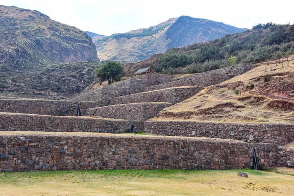 Terrazas de piedra inca en el sitio arqueológico de Tipon, Cusco, Perú — Foto de Stock