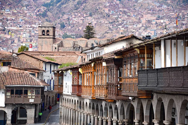 Balcones y arquitectura de la Plaza de Armas del Cusco. Cusco, Perú — Foto de Stock